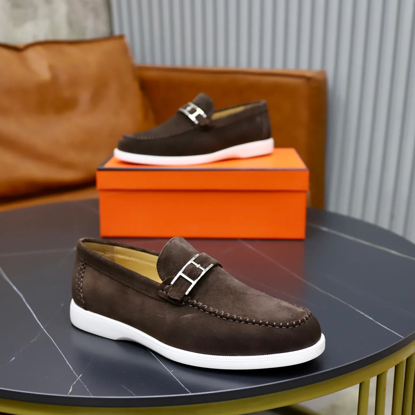 Ex-factory price: 540💰Hermès/Hermès slip-on men's shoes. This shoe is made of imported cow suede leather, with simple and smooth lines, and a 3CM rubber foam ultra-light sole combined with aerodynamic design! Youthful and fashionable, H button decoration, contrasting leather embellishment on the heel, calf lining to gently wrap your feet, with embossed logo cowhide feet, leather rock strips, casual and urban style, highlighting youthful vitality, sports and leisure version, super versatile Size number: 38-39-40-41-42-43-44 Standard leather shoe size (45 can be customized but does not support returns)